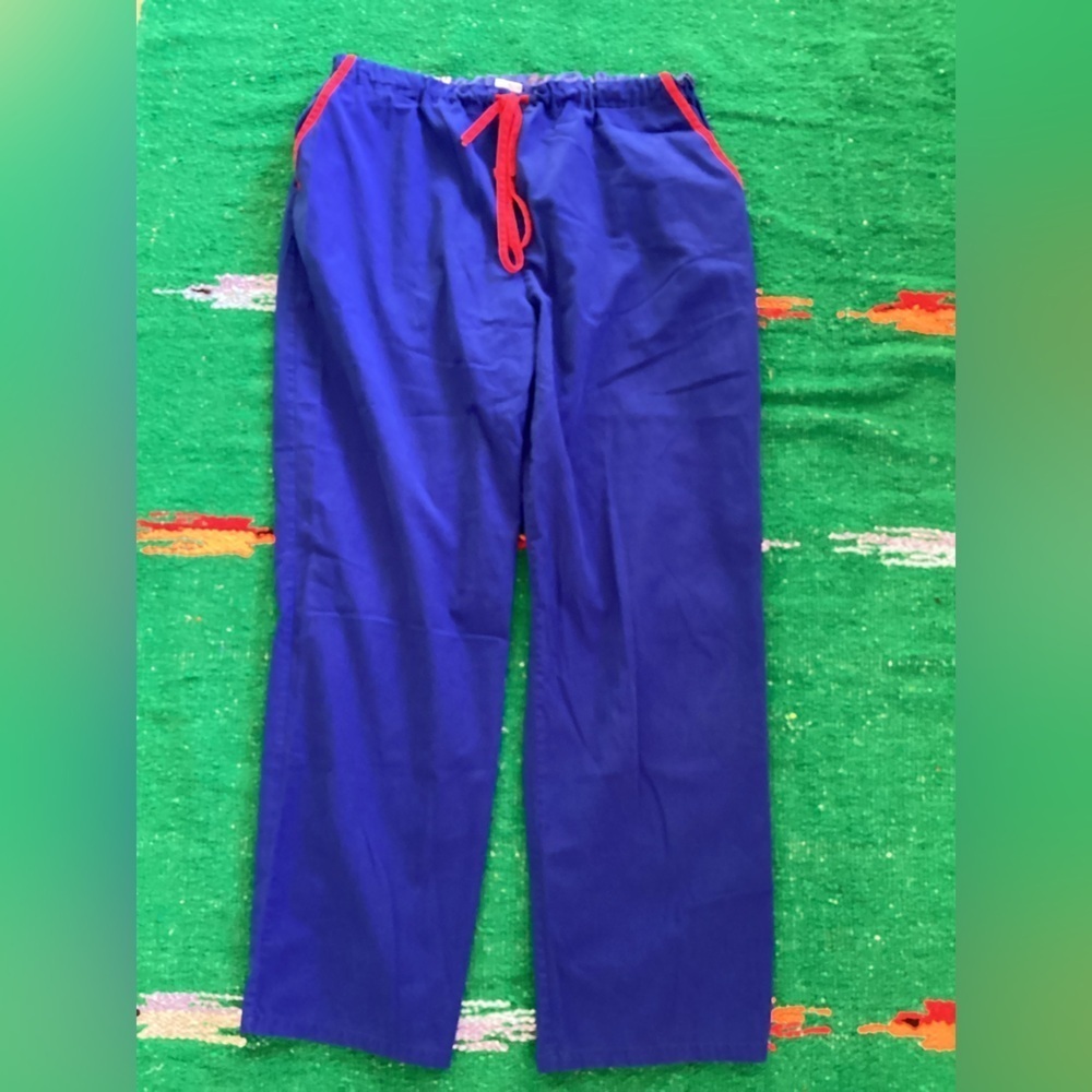 NFL NY Giants drawstring scrubs -SZ XL
WAIST 15”
Inseam 29”
Pockets